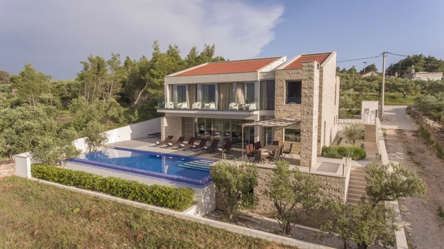 Haus und Pool aus der Luft