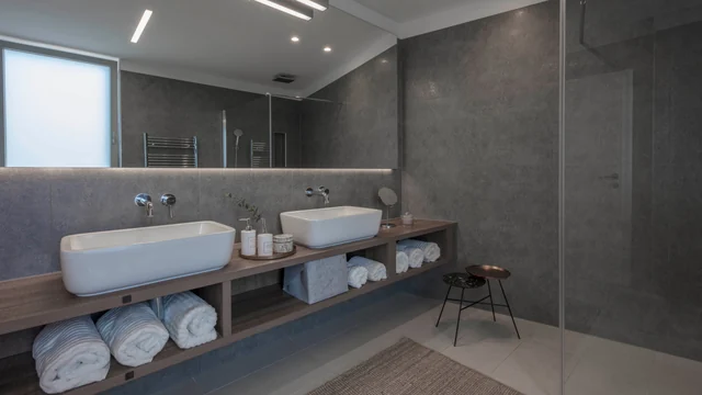 Badezimmer mit zwei Waschbecken