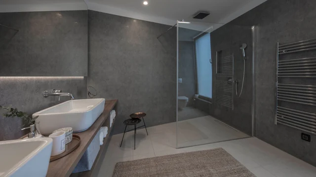 Badezimmer mit begehbarer Dusche