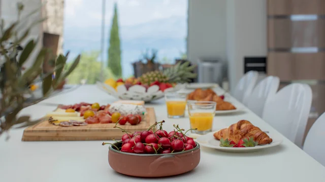 Gedeckter Frühstückstisch