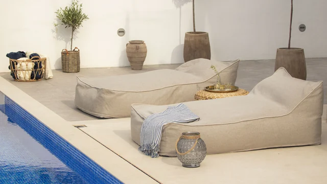 Loungebetten am Pool