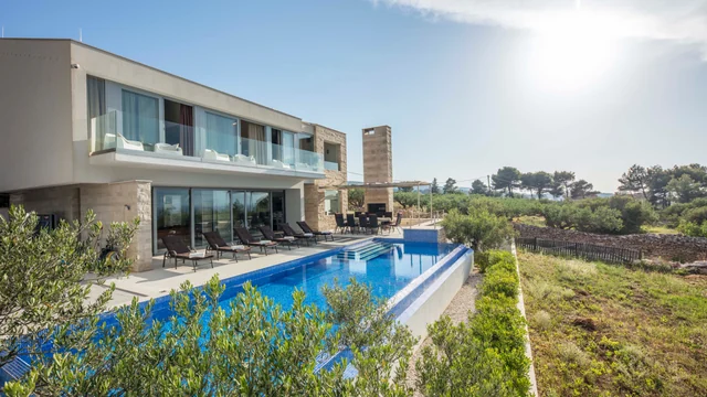 Pool und Terrasse in der Sonne