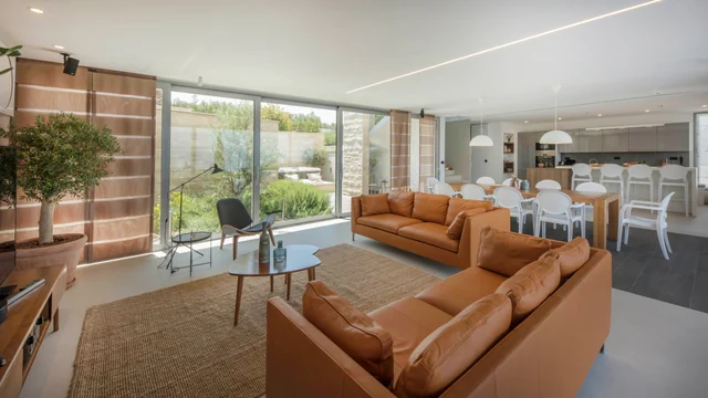 Wohnzimmer mit Zugang zum Garten
