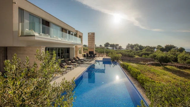 Pool entlang der Hausseite