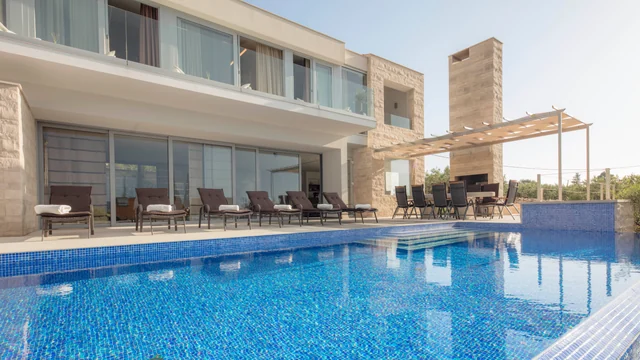 Poolterrasse mit Liegen