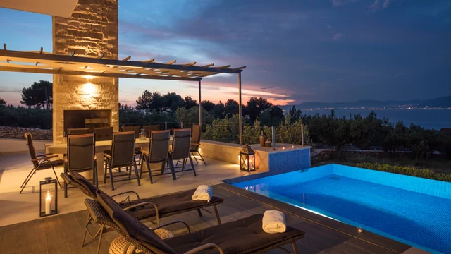 Terrasse und Außenkamin bei Sonnenuntergang