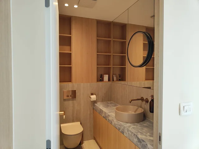 Badezimmer in Travertin, Eiche und Messing — Fotografie