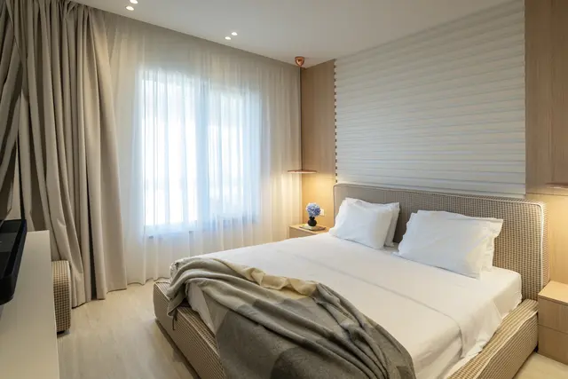 Quiet bedroom in linen and light oak
